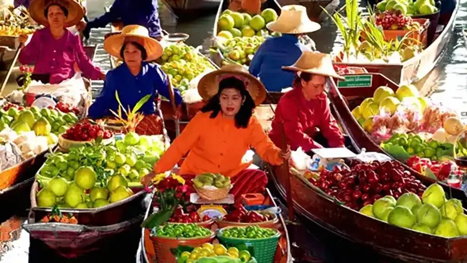 Capture the vibrant beauty of Damnoen Saduak’s cultural landmarks